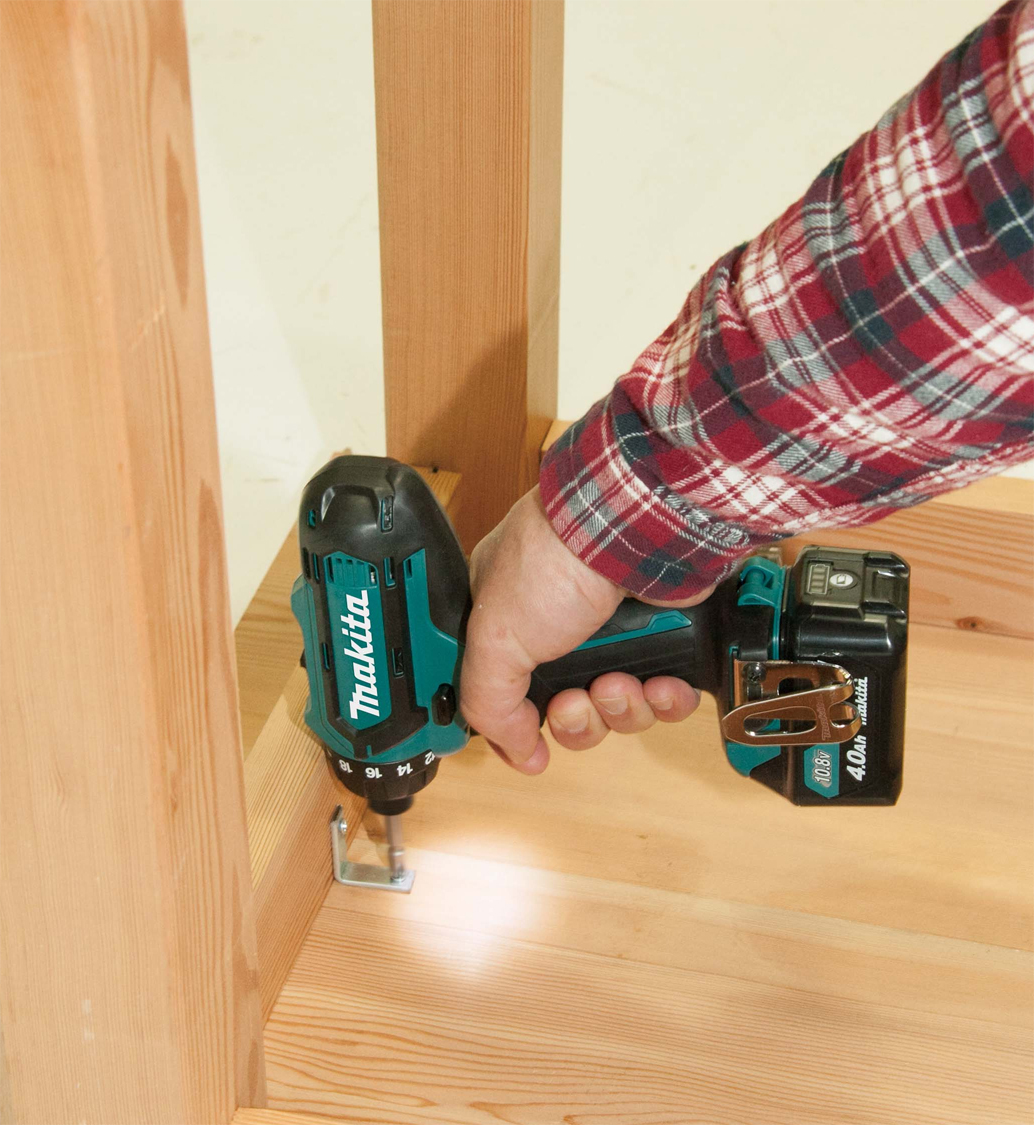 M&aacute;y khoan v&agrave; vặn v&iacute;t d&ugrave;ng pin 12V Makita DF031DZ