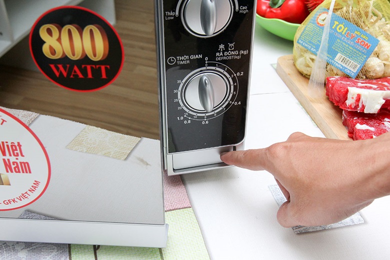 Nhấn nút mở cửa lò Nhấn nút mở cửa lò