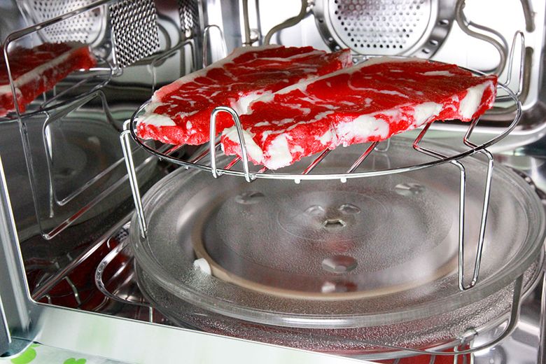 Lò vi sóng đi kèm vỉ nướng chắc chắn, có thể lật ngược lại để thay đổi chiều cao/thấp của vỉ Lò vi sóng đi kèm vỉ nướng chắc chắn, có thể lật ngược lại để thay đổi chiều cao/thấp của vỉ